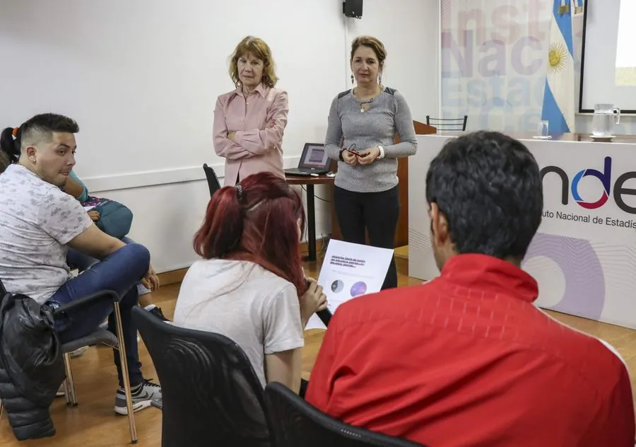 María Rosa Diez de Ulzurrún junto a su equipo en un curso para nivel secundario con el INDEC